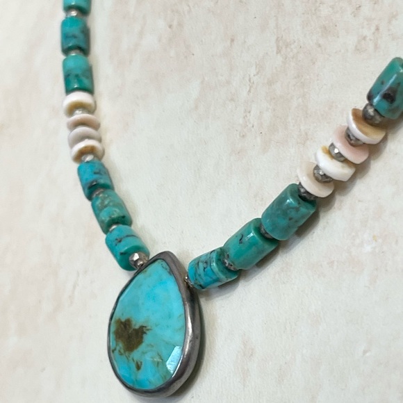 Turquoise and shell Heishi necklace with turquoise pendant - Picture 2 of 9